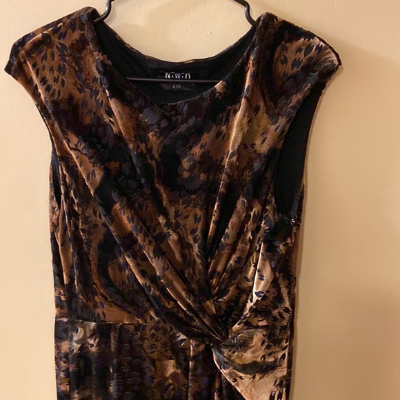 NWD brown & black velvet like midi dress with decorative darted waist - Picture 2 of 8